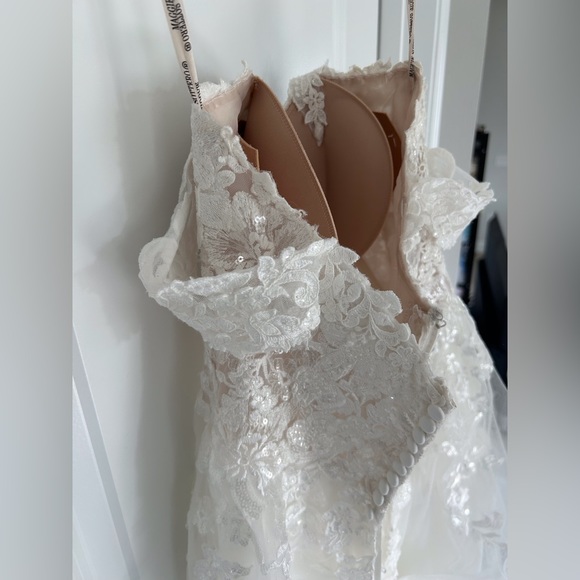 Maggie Sottero Stevie Size:8 Ivory 2022 wedding dress - Picture 14 of 15